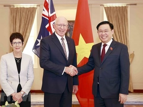 El presidente de la Asamblea Nacional, Vuong Dinh Hue (derecha), se reúne con el gobernador general de Australia, David Hurley, y su cónyuge el 30 de noviembre del año pasado. (Fotografía: VNA)