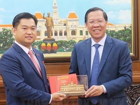 Phan Van Mai, presidente del Comité Popular de Ciudad Ho Chi Minh (derecha) y Sok Dareth, cónsul general saliente de Camboya en Ciudad Ho Chi Minh.