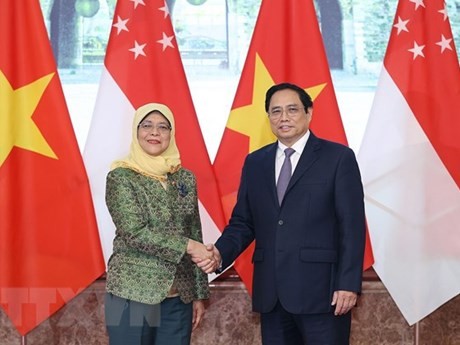 El primer ministro Pham Minh Chinh recibe a la presidenta de Singapur, Halimah Yacob, en una visita de Estado a Vietnam en octubre de 2022. (Fotografía: VNA)