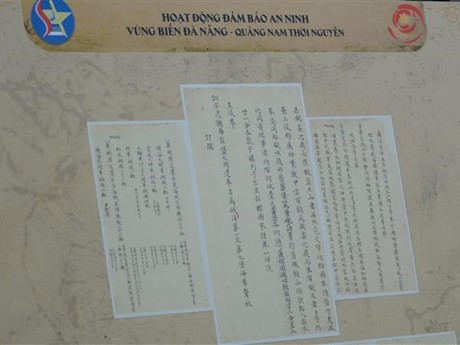 Exposición de documentos históricos sobre el papel de Da Nang bajo dinastía Nguyen (Foto: VNA)