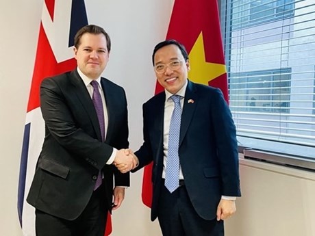 Robert Jenrick, Ministro de Estado (Ministro de Inmigración) en el Ministerio británico del Interior, y el embajador de Vietnam en el Reino Unido, Nguyen Hoang Long (Fuente: baoquocte)