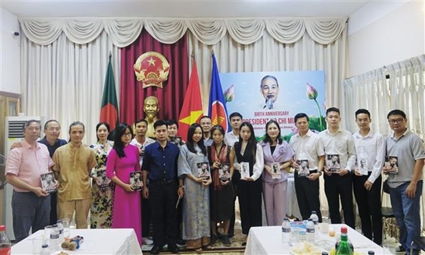 Representantes de vietnamitas en Bangladesh presentan obras sobre el Tío Ho (Fuente: VNA) 