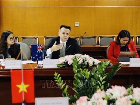 Vangelis Vitalis, viceministro de Relaciones Exteriores y Comercio de Nueva Zelanda, interviene la octava reunión de JTEC (Foto: VNA)