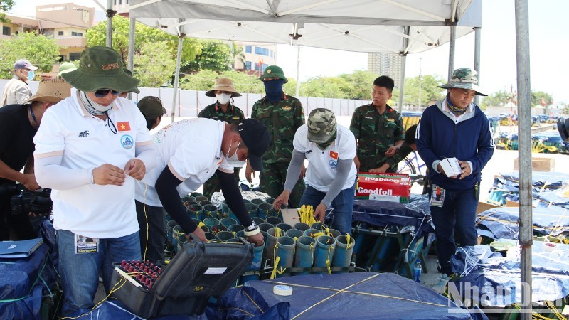 El equipo vietnamita prepara su actuación.