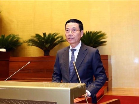 El ministro de Información y Comunicaciones, Nguyen Manh Hung, presentó un informe sobre el proyecto de Ley de Telecomunicaciones (modificada). (Foto: VNA)