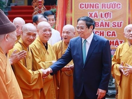 El primer ministro Pham Minh Chinh saluda a los representantes de la Sangha Budista de Vietnam (Foto:VNA)