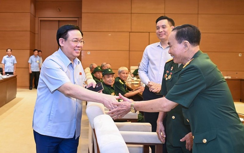 El presidente de la Asamblea Nacional de Vietnam, Vuong Dinh Hue sostiene encuentro con los exprisioneros de guerra de Nghe An.