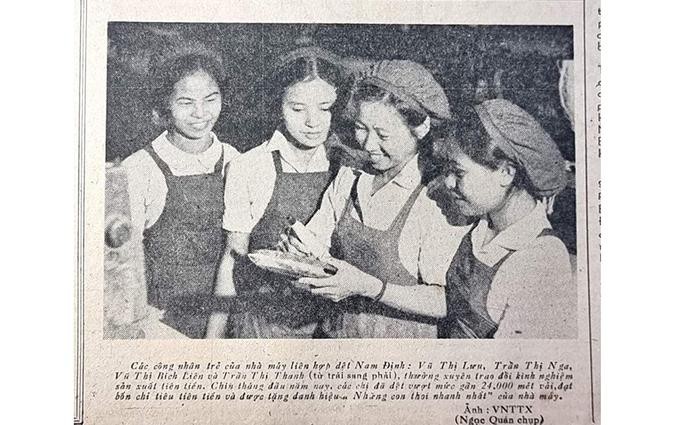 Vu Thi Bich Lien (segunda desde la derecha) en la foto publicada en el periódico Nhan Dan el 11 de noviembre de 1970.
