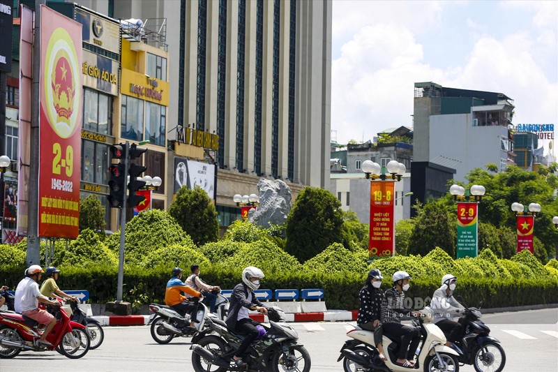 En ocasión del Día Nacional, todas las calles de Hanói lucen del color de la bandera nacional. (Fotografía: laodong.vn)