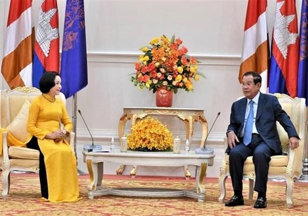 El primer ministro de Camboya, Samdech Techo Hun Sen, recibió a la presidenta de la Asociación de Amistad Vietnam-Camboya, Nguyen Thi Thanh, en Phnom Penh. (Fotografía: VNA)