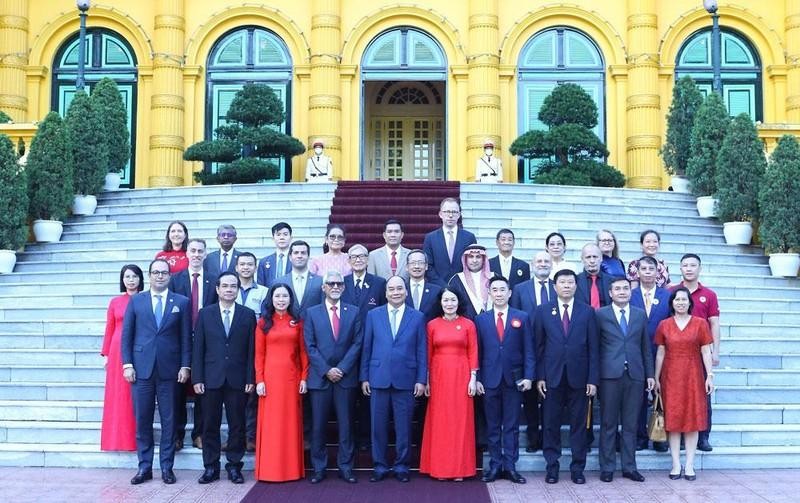 El presidente de Vietnam, Nguyen Xuan Phuc, y delegados al XI Congreso Nacional de la Cruz Roja. (Fotografía: Oficina Presidencial de Vietnam)