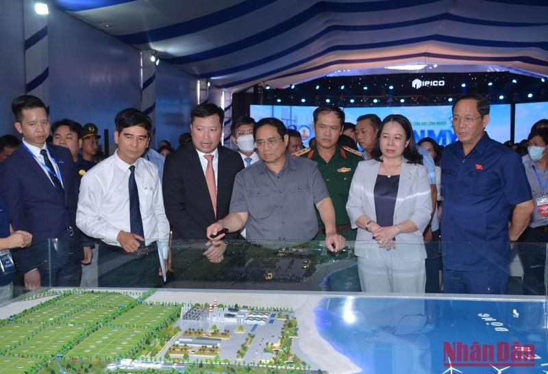 El primer ministro de Vietnam, Pham Minh Chinh, observa el diseño del Parque. (Fotografía: Nhan Dan)