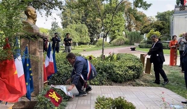 El vicealcalde de Montreuil, Philippe Lamarche, depositó una ofrenda floral en memoria del presidente Ho Chi Minh en su monumento en el parque de Montreau. (Fotografía: VNA)