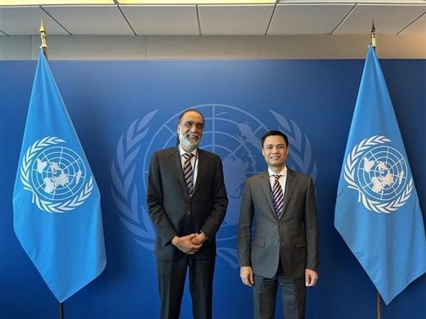 El embajador vietnamita, Dang Hoang Giang, y el subsecretario general de la ONU y enviado del secretario general sobre Tecnología, Amandeep Singh Gill. (Fotografía: VNA)