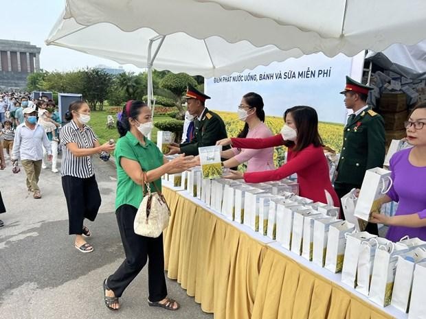 Hanói obsequia a visitantes al Mausoleo del Presidente Ho Chi Minh en Día Nacional. (Fotografía: VNA)