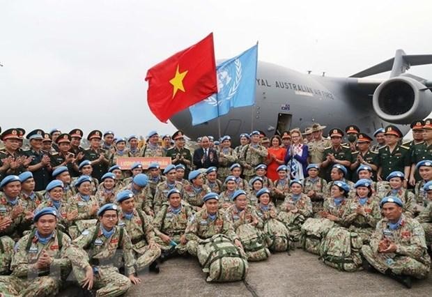 El presidente Nguyen Xuan Phuc y los oficiales del cuarto hospital de campo del segundo nivel. (Fotografía: VNA).