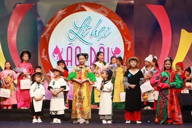 Los modelos infantiles presentan seis colecciones de "Ao dai" de los reconocidos diseñadores del país. (Fotografía: VNA)