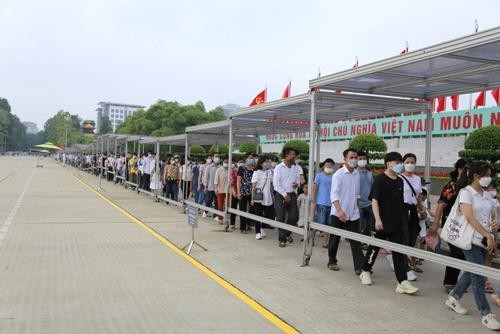 Cola de gente esperando entrar en el Mausoleo. (Fotografía: bqllang.gov.vn)