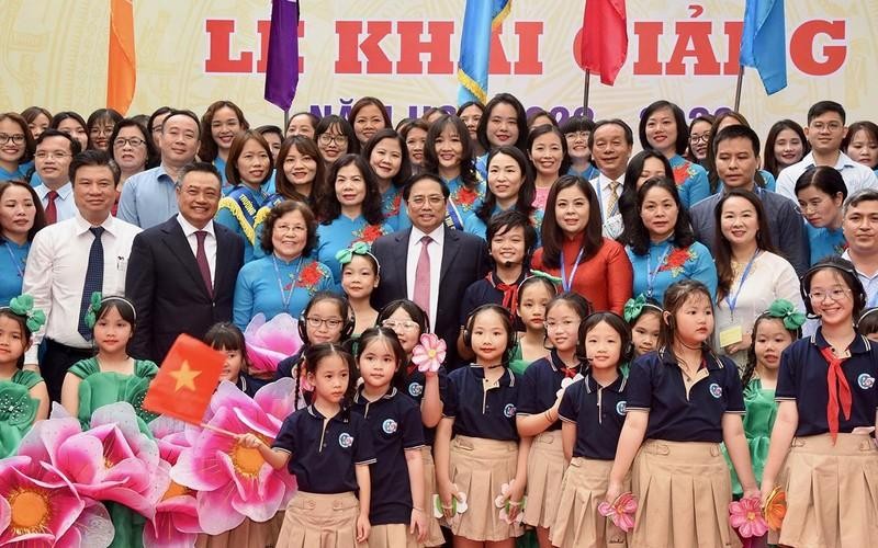 El primer ministro Pham Minh Chinh posa junto con maestros y alumnos de la escuela. (Fotografía: Nhan Dan)