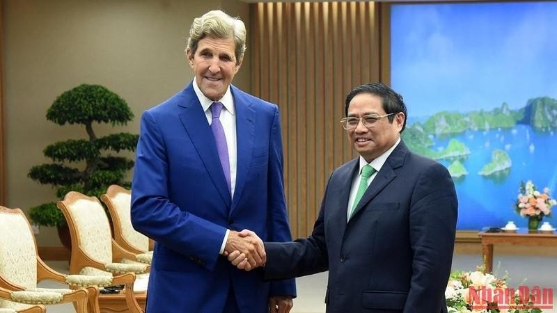 El primer ministro Pham Minh Chinh y el enviado especial presidencial para el Clima de Estados Unidos, John Kerry. (Fotografía: Nhan Dan)