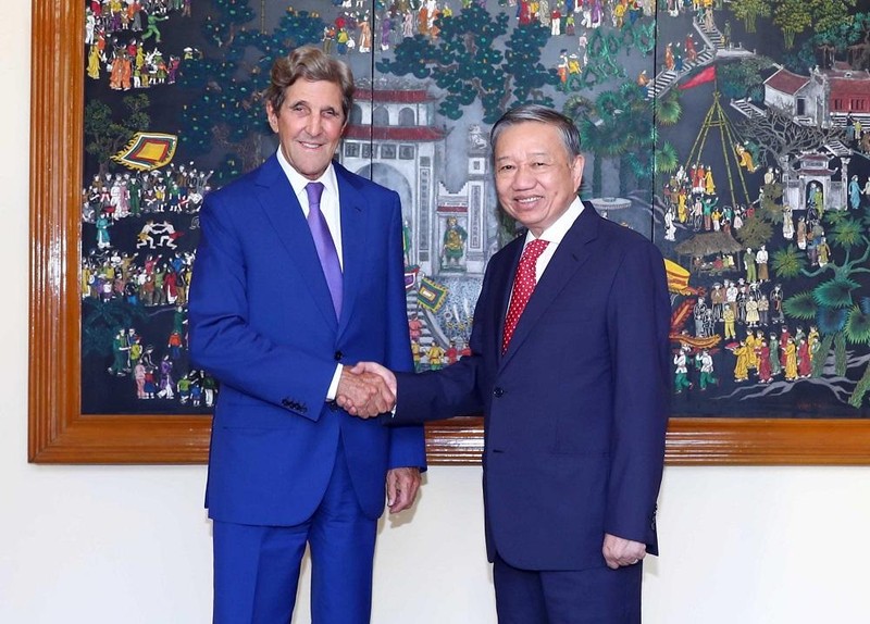 El enviado especial presidencial para el Clima de Estados Unidos, John Kerry, y el ministro de Seguridad Pública de Vietnam, To Lam. (Fuente: bocongan.gov.vn)