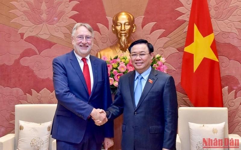 El presidente de la Asamblea Nacional de Vietnam, Vuong Dinh Hue, y el titular de la Comisión de Comercio Internacional del Parlamento Europeo, Bernd Lange. (Fotografía: Nhan Dan)