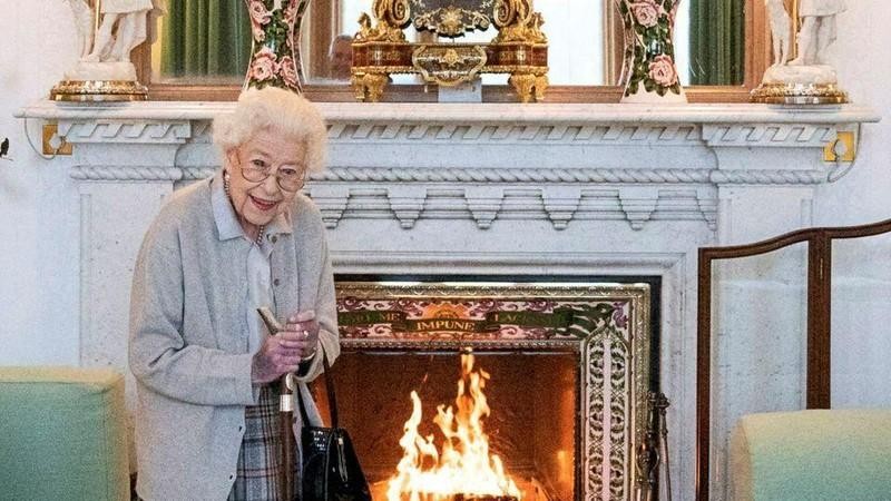 La reina Isabel II espera a la nueva primera ministra del Reino Unido, Liz Truss, en el castillo de Balmoral, el 6 de septiembre. (Fotografía: Reuters)