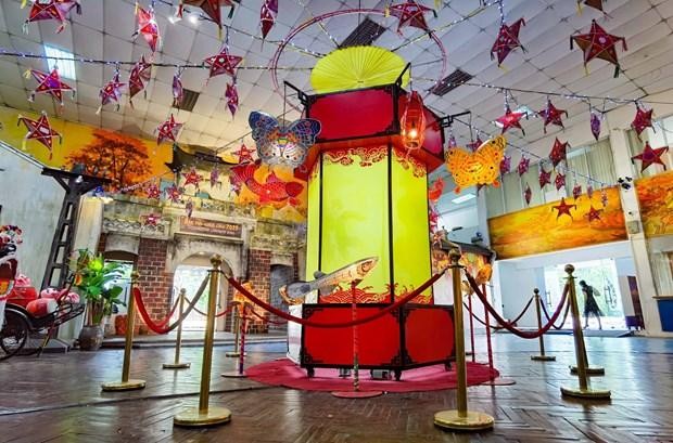 Lo más destacado en este espacio de exhibición es la linterna gigante y muchas otras tradicionales, como de estrella o de conejos. (Fotografía: VNA)