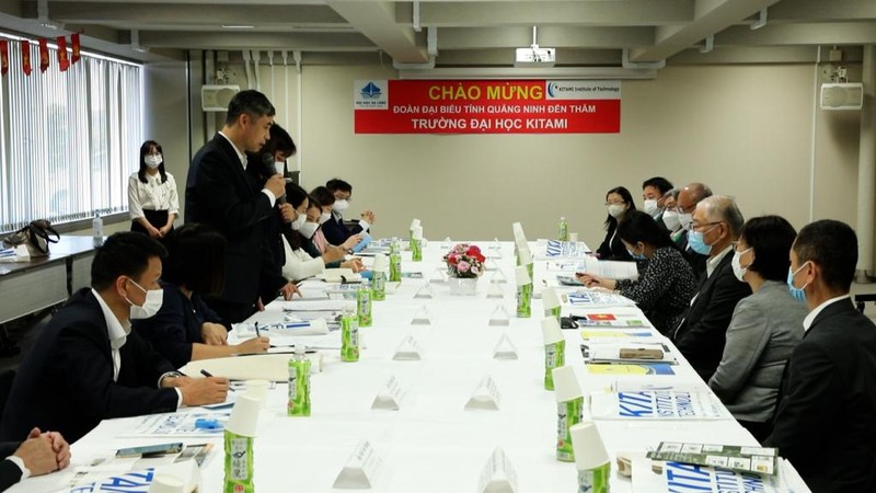 En la reunión con la Universidad de Industria de Kitami. (Fotografía: thoidai.com.vn)