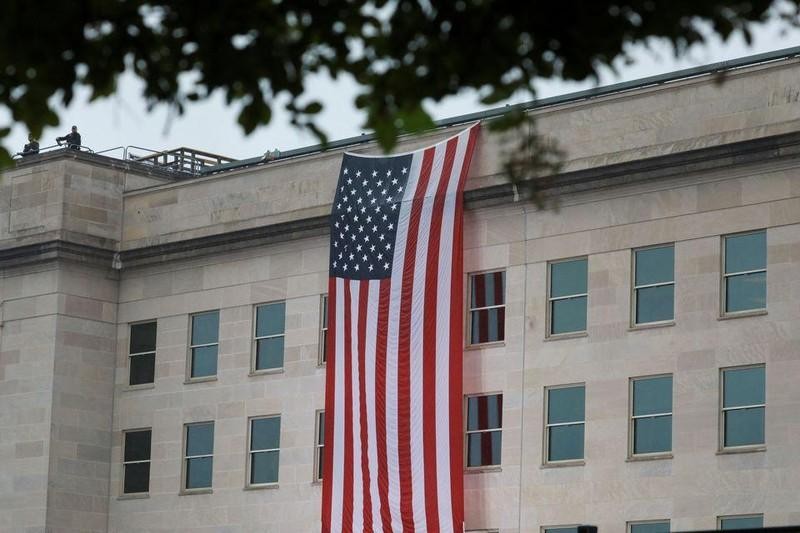 La bandera nacional de EE.UU. colgada en el Pentágono, de Washington, el 11 de septiembre de 2022, en un acto de homenaje a las víctimas del siniestro. (Fotografía: Reuters)