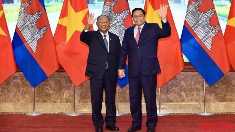 El primer ministro de Vietnam, Pham Minh Chinh, recibió al presidente de la Asamblea Nacional de Camboya, Heng Samrin. (Fotografía: Nhan Dan)