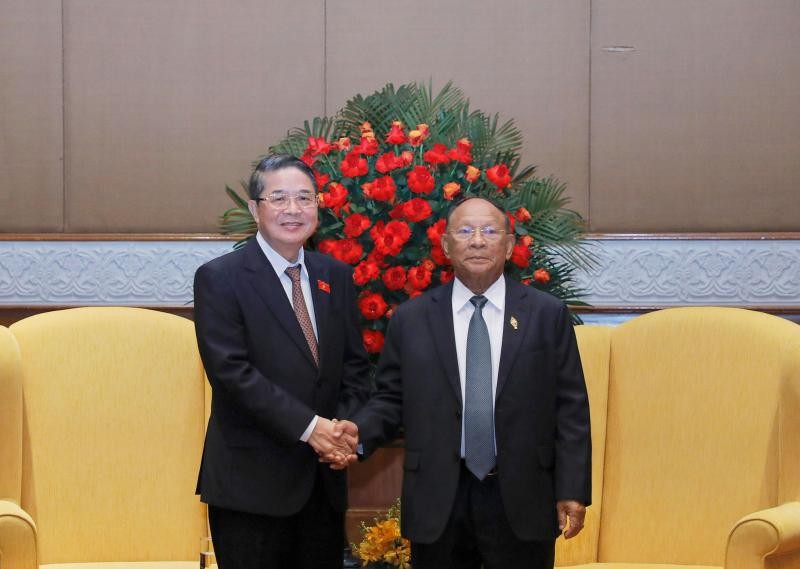 El vicepresidente del Parlamento vietnamita Nguyen Duc Hai (izquierda) y el presidente de la Asamblea Nacional de Camboya, Samdech Heng Samrin. (Fotografia: daibieunhandan.vn)