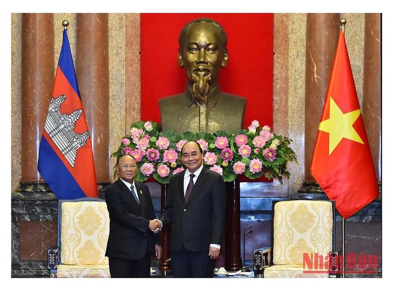 El presidente de Vietnam, Nguyen Xuan Phuc (derecha), y el titular de la Asamblea Nacional de Camboya, Samdech Heng Samrin. (Fotografía: Nhan Dan)