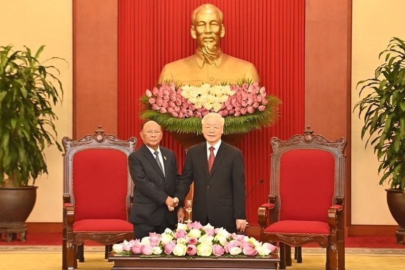 El secretario general del Partido Comunista de Vietnam, Nguyen Phu Trong (derecha), y el presidente de la Asamblea Nacional de Camboya, Samdech Heng Samrin. (Fotografía: Nhan Dan)