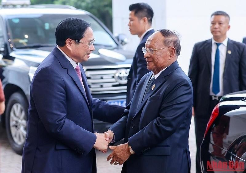 El primer ministro de Vietnam, Pham Minh Chinh (izquierda), recibe al presidente de la Asamblea Nacional de Camboya, Samdech Heng Samrin. (Fotografía: Nhan Dan)