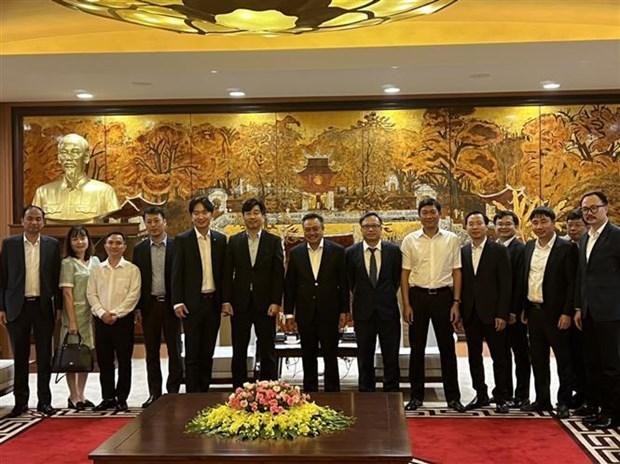 El presidente del Comité Popular de Hanói, Tran Sy Thanh, y empresarios surcoreanos en la cita. (Fotografía: VNA)