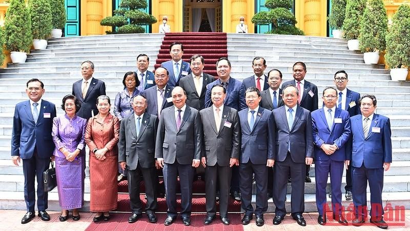 El presidente de Vietnam, Nguyen Xuan Phuc, y el dirigente de la Asamblea Nacional de Camboya, Samdech Heng Samrin, posan junto con los delegados. (Fotografía: Nhan Dan)