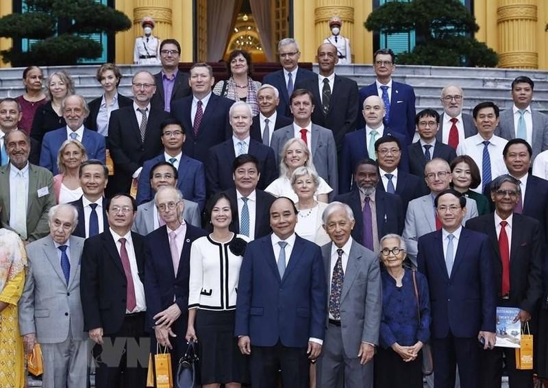 El presidente Nguyen Xuan Phuc y los científicos visitantes. (Fotografía: VNA)