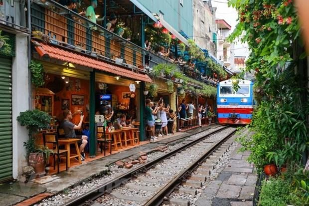 Revocarán todas las licencias de cafeterías a lo largo de vías del tren. (Fotografía: VNA)