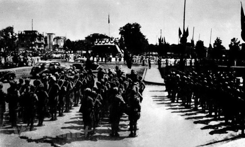 El 2 de septiembre de 1945, en la plaza Ba Dinh, en Hanói, el Presidente Ho Chi Minh, en nombre del Gobierno Provisional, pronunció la Declaración de Independencia que dio origen a la República Democrática de Vietnam, marcando la victoria de la Revolución de Agosto. (Fotografía: Archivo)
