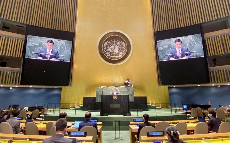 El representante permanente de Vietnam ante la ONU habla en una sesión de la Asamblea General. (Fotografía: Ministerio de Relaciones Exteriores de Vietnam)
