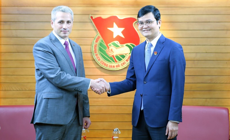 El primer secretario del Comité Central del UJCHCM, Bui Quang Huy (derecha), recibe al embajador de Bielorrusia en Vietnam, Uladzimir Baravikou. (Fotografía: doanthanhnien.vn)