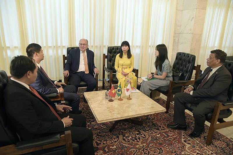 Panorama de la reunión entre la embajadora vietnamita, Pham Thi Kim Thoa, y el presidente de la Asamblea Legislativa de Minas Gerais, Agostinho Patrus. (Fotografía: Embajada de Vietnam en Brasil)