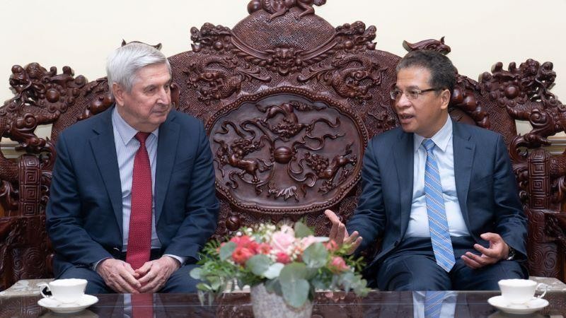 El embajador vietnamita en Rusia, Dang Minh Khoi (derecha), y Ivan Melnikov, primer vicepresidente de la Duma Estatal rusa. (Fotografía: Nhan Dan)