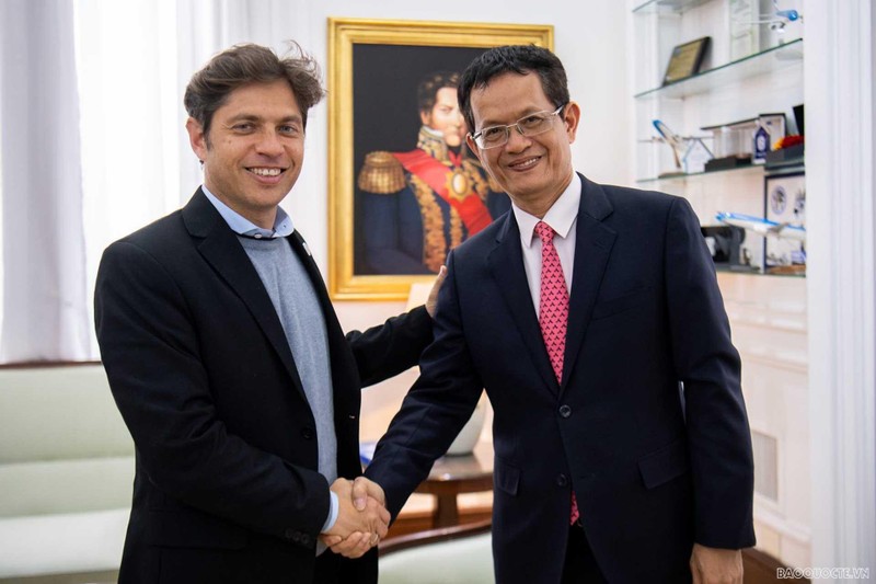 El embajador Duong Quoc Thanh (derecha) y el gobernador de Buenos Aires, Axel Kicillof. (Fotografía: baoquocte.vn)