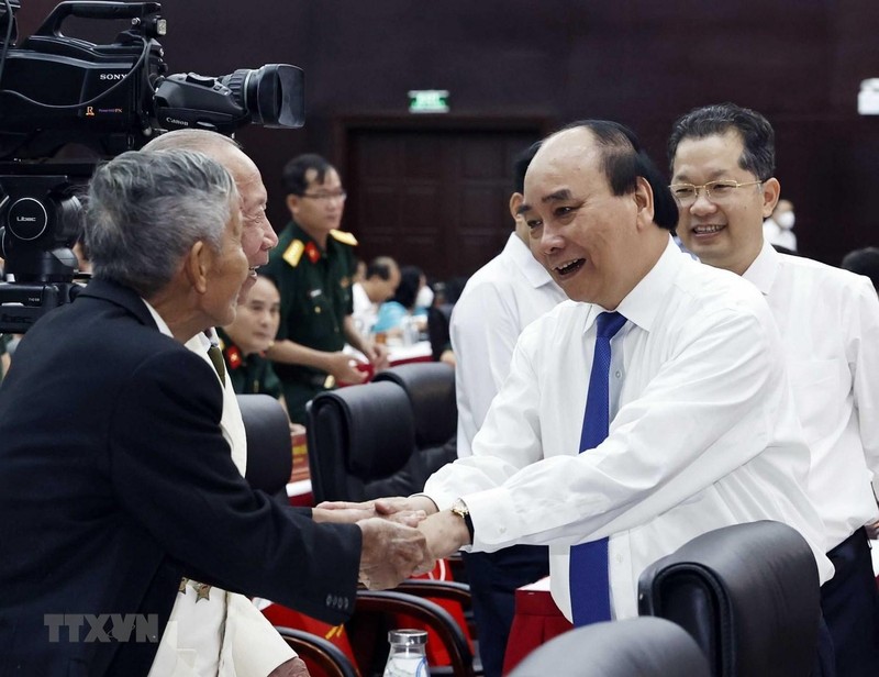 El presidente Nguyen Xuan Phuc y delegados al seminario. (Fotografía: VNA)