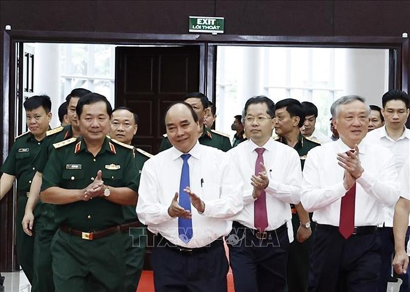 El presidente Nguyen Xuan Phuc y delegados al evento. (Fotografía: VNA)