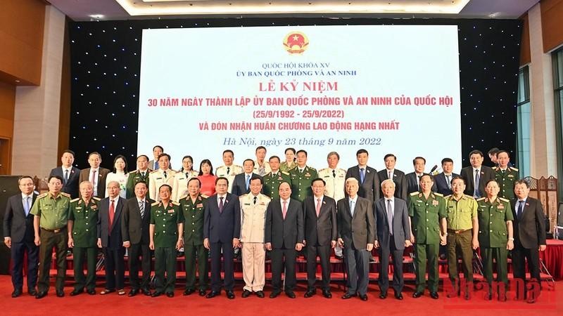 El presidente del país, Nguyen Xuan Phuc, y el titular de la Asamblea Nacional, Vuong Dinh Hue, posan junto con otros delegados al acto. (Fotografía: Nhan Dan)