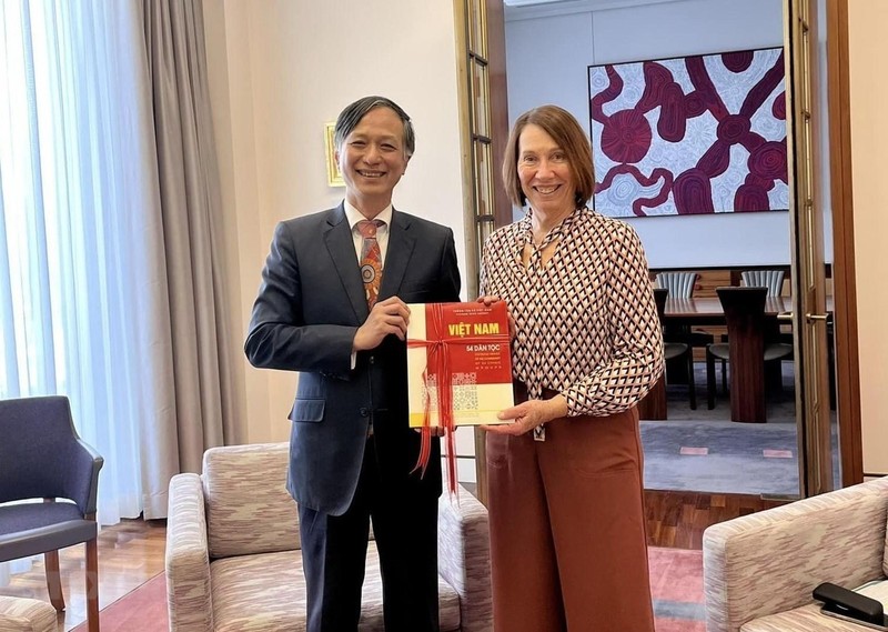 La presidenta del Senado australiano, Sue Lines, recibió al embajador vietnamita en ese país oceánico, Nguyen Tat Thanh. (Fotografía: VNA)