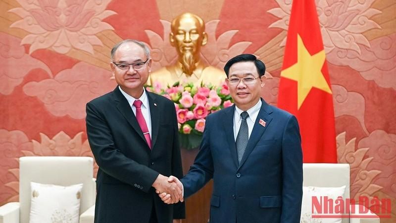 El presidente de la Asamblea Nacional de Vietnam, Vuong Dinh Hue, y el primer vicepresidente del Senado tailandés, Singsuk Singpai. (Fotografía: Nhan Dan)